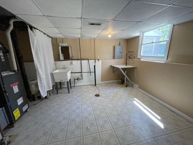 Building Photo - Great Location in West Rock Island!