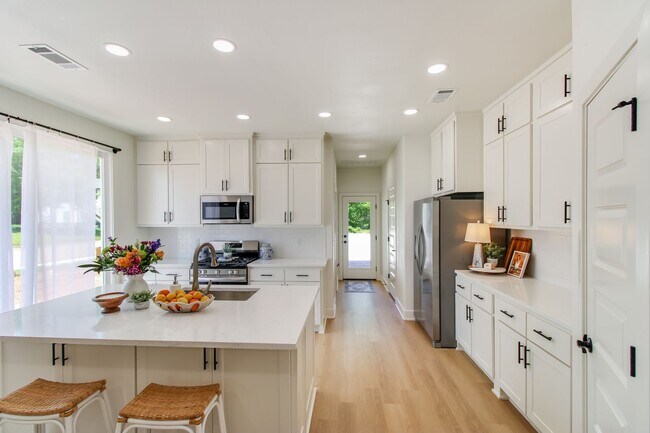 Building Photo - 1107 W 9th Ave