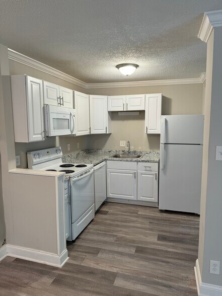 Building Photo - 7984 Shady Oak Trl