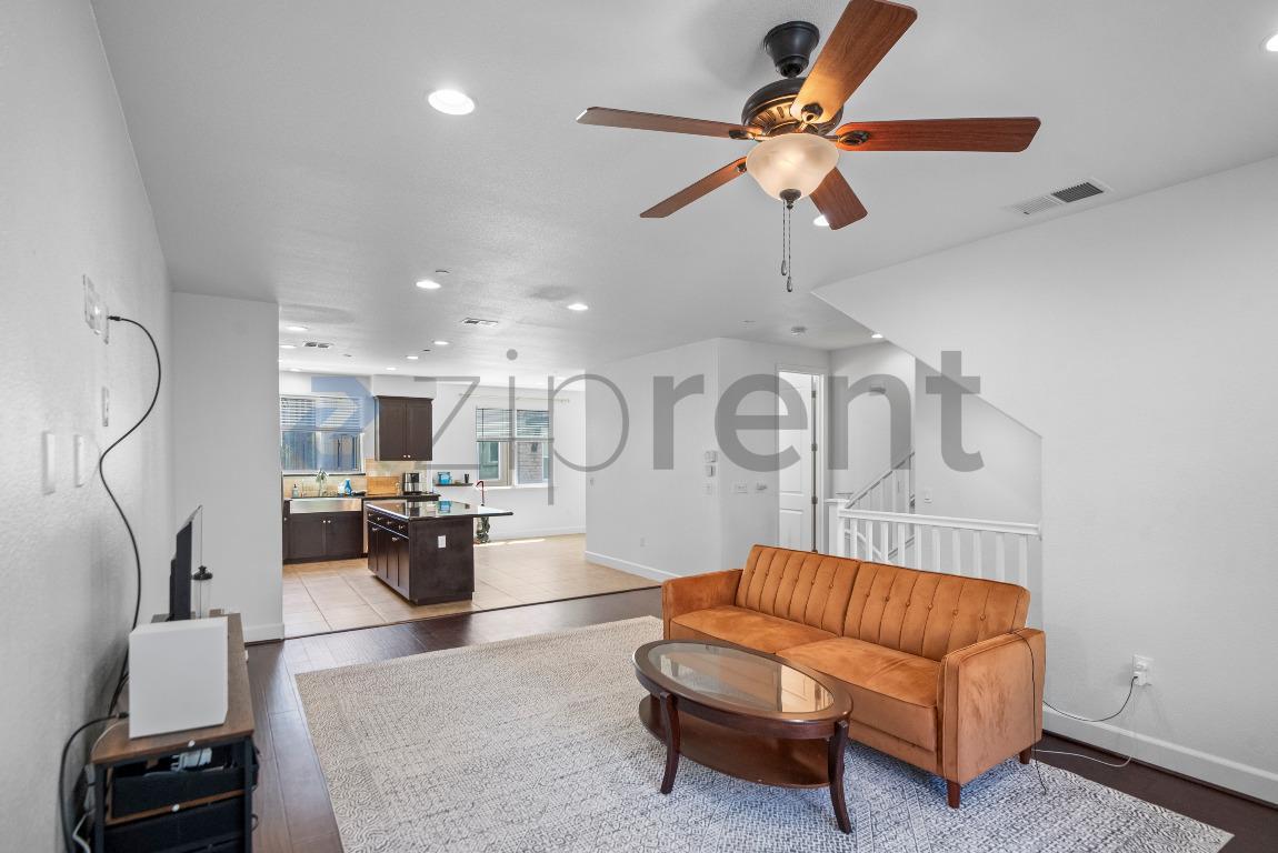 Building Photo - Unit