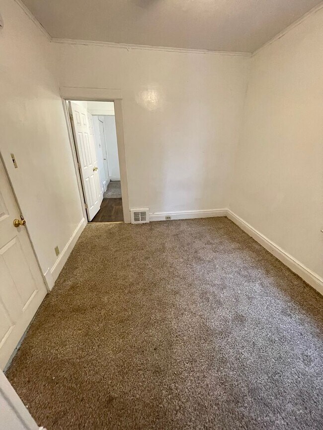 Building Photo - 1302 W 1st St