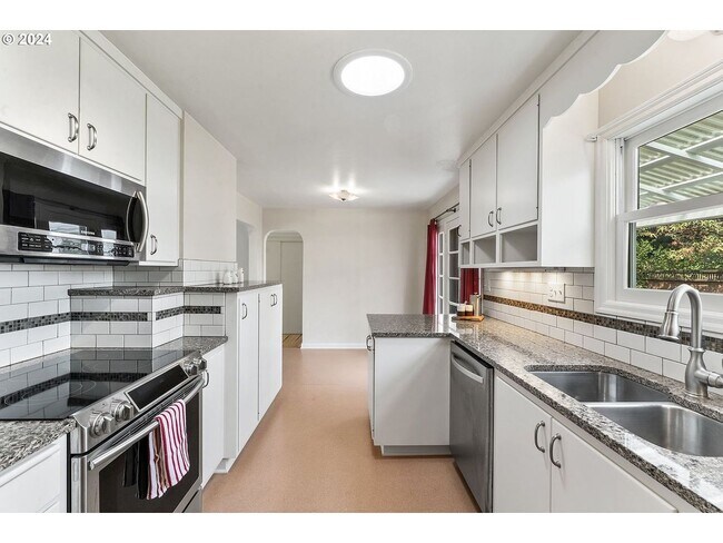 Building Photo - 3 Bedroom Duplex with Bonus Room Near UO Campus