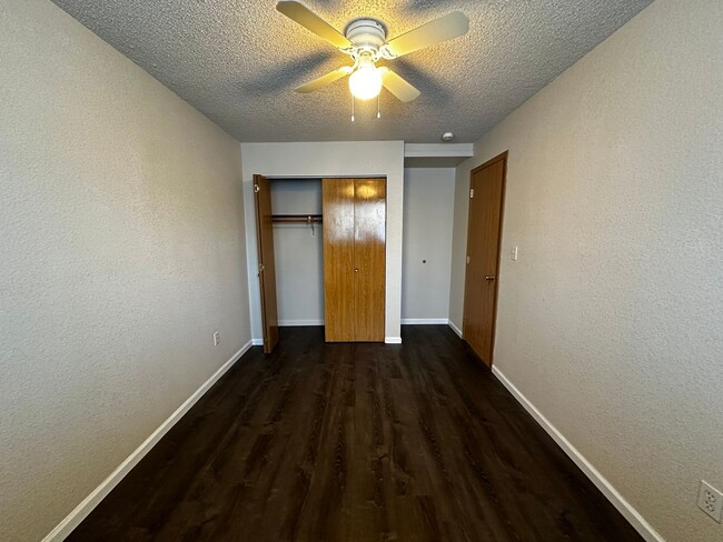 Building Photo - Updated 2bed/1bath Condo at Castle Place