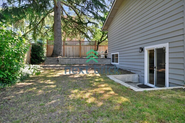 Building Photo - "Spacious 4-Bedroom Retreat with 3 Baths in the Heart of Kirkland – 2,480 Sq. Ft. of Pure Comfort!"