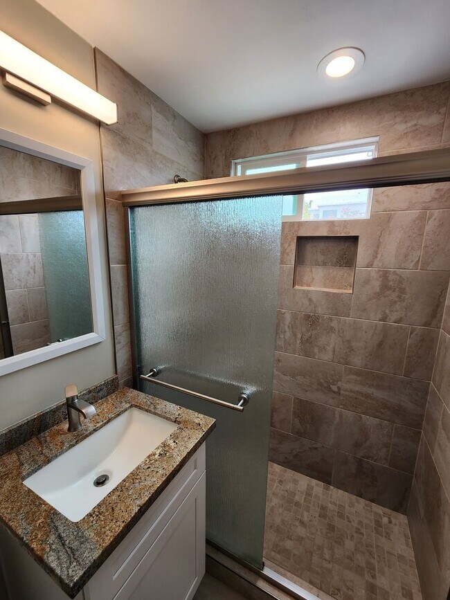 Building Photo - Upper Unit with Ocean View In OB - Complet...