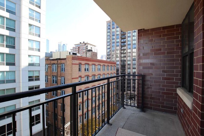 Building Photo - 451 W Huron St