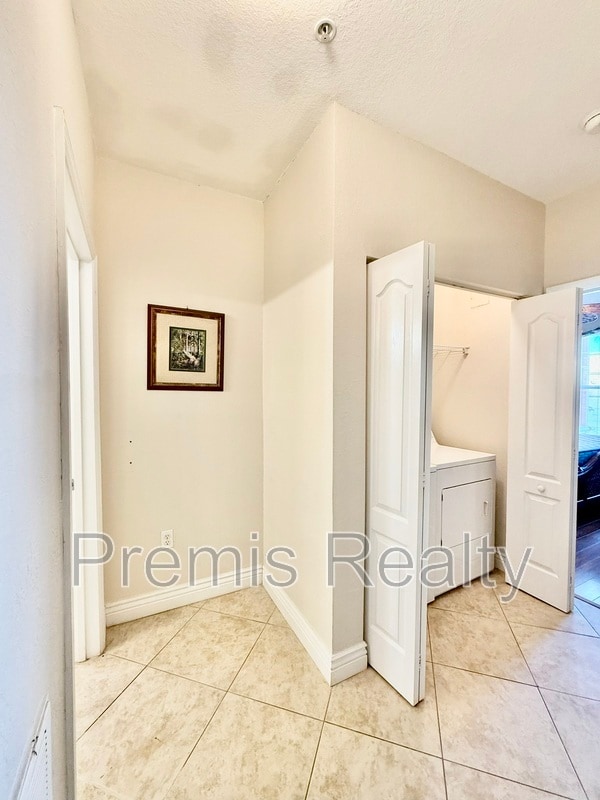 Building Photo - 2705 Via Murano