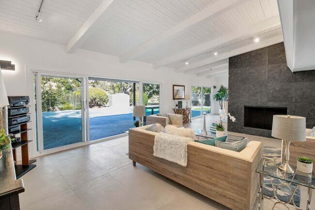 LIVING ROOM - 16047 Meadowcrest Rd