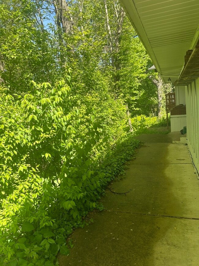 Building Photo - 2030 Crestwood Ln