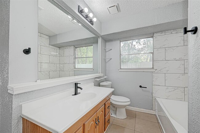 Building Photo - 2823 Trail Lake Dr