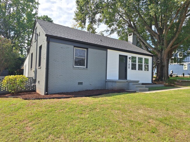 Building Photo - 700 Mial St