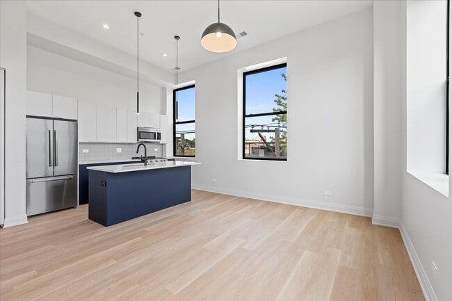 Building Photo - 1934 W North Ave