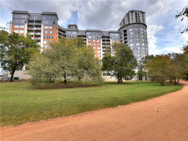 Building Photo - 54 Rainey St