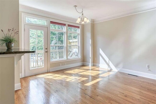 Building Photo - 5480 Glenridge View NE