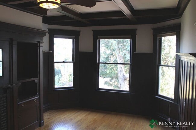 Building Photo - Coming Soon: Top Floor Flat with Updated K...
