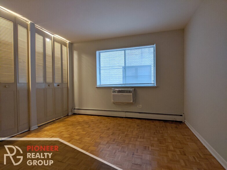 Building Photo - 502 W Briar Pl