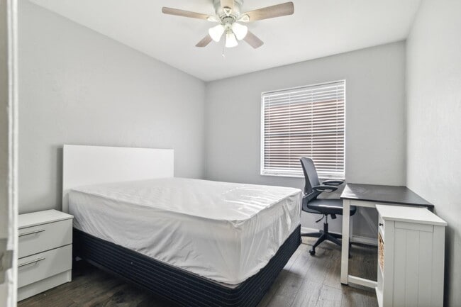 Primary Photo - 2118 SW 69th Dr