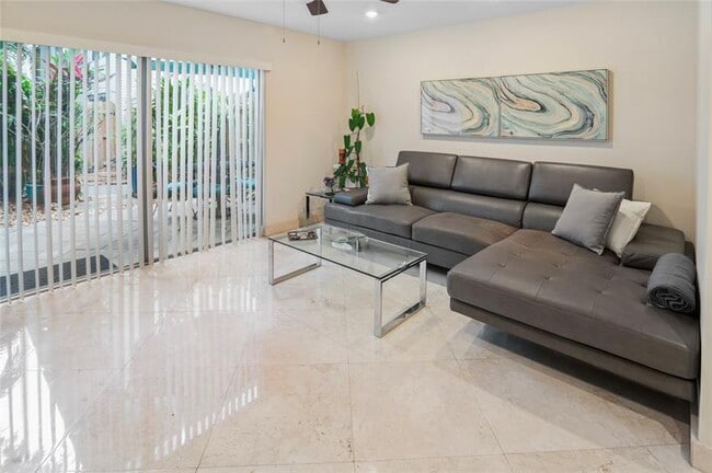 Building Photo - 811 W Oakland Park Blvd