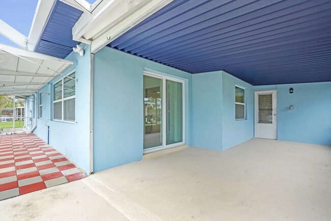 Building Photo - 865 SE Tierra Ct