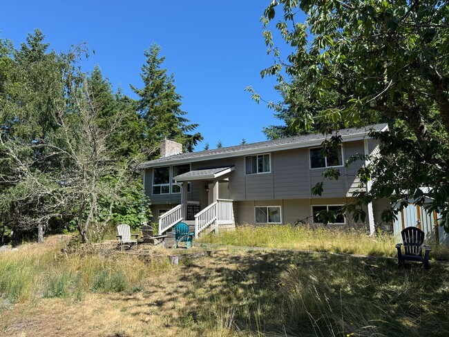 Building Photo - ***PENDING APPLICATION***4 Bedroom, 2 Bath...