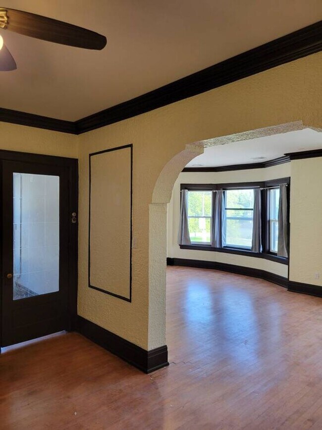 Primary Photo - Newly Renovated 3-Bedroom Upper Flat Near ...