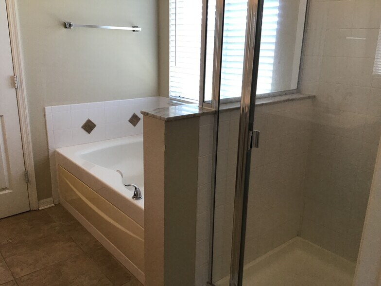 Building Photo - 2012 Bearing Ln