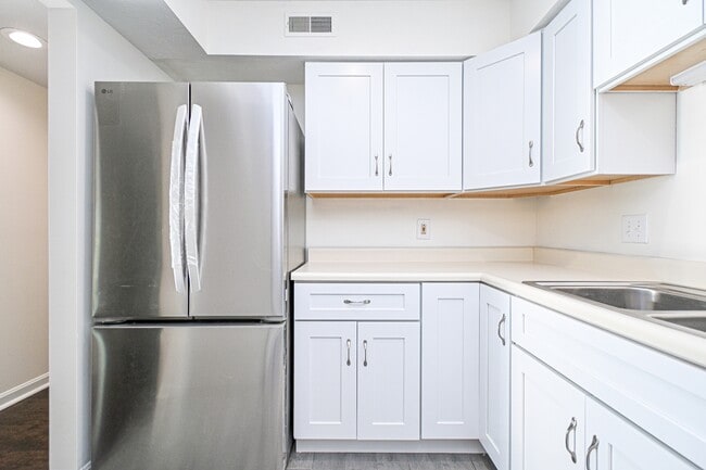 Building Photo - 3021 Stratford Ct