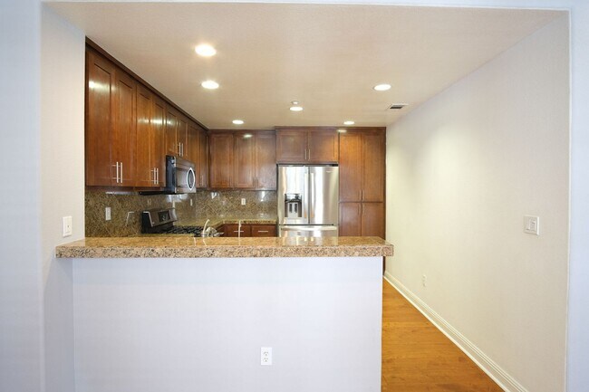Building Photo - Spacious 3-Bed, 3.5-Bath Townhome in the H...