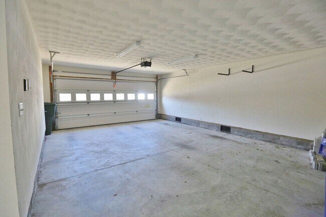 Building Photo - Beautiful 3 Bedroom Duplex by the Beach! A...