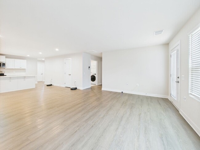Building Photo - Functional Floorplan, Modern Comfort – Wel...