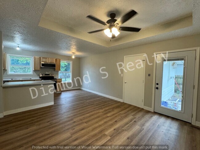 Building Photo - Charming 3 Bedroom Home - Wanda Gray/Cherokee/Kickapoo Schools!
