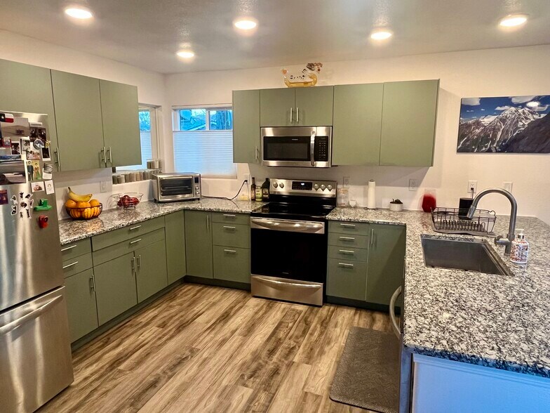 Building Photo - 915 University Ter