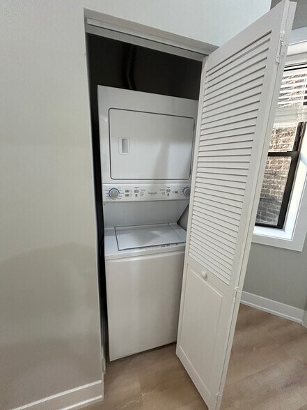 Building Photo - 423 W Belden Ave