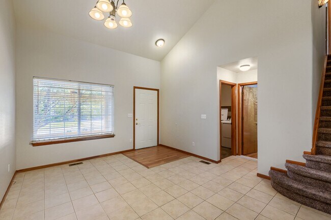 Building Photo - Evolve Real Estate: Beautiful 5 Bedroom Home in HIGHLANDS RANCH - Available NOW!