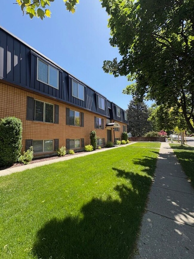 Building Photo - 2 Bedroom Apartment in Holladay!
