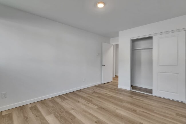 Building Photo - Light & Bright Tukwila Condo