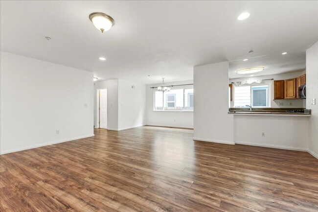 Building Photo - 3136 Lake Dr
