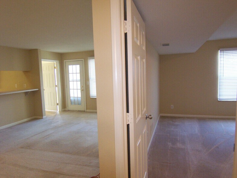 Building Photo - 111 Fieldcrest St