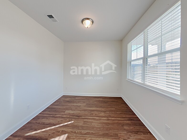 Building Photo - 1102 Amberly Wy