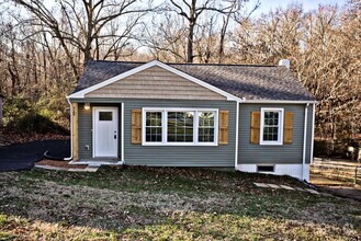 Building Photo - Remodeled home close to downtown