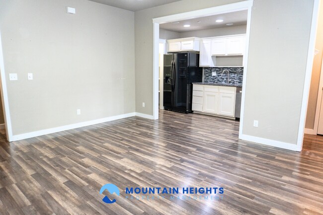 Building Photo - 858 Cecina Ct