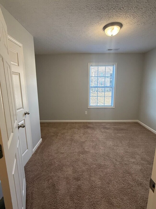 Building Photo - HALF OFF ONE MONTH AT UPPER STONE!