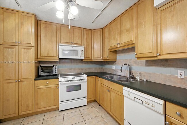 Building Photo - 3850 Oaks Clubhouse Dr