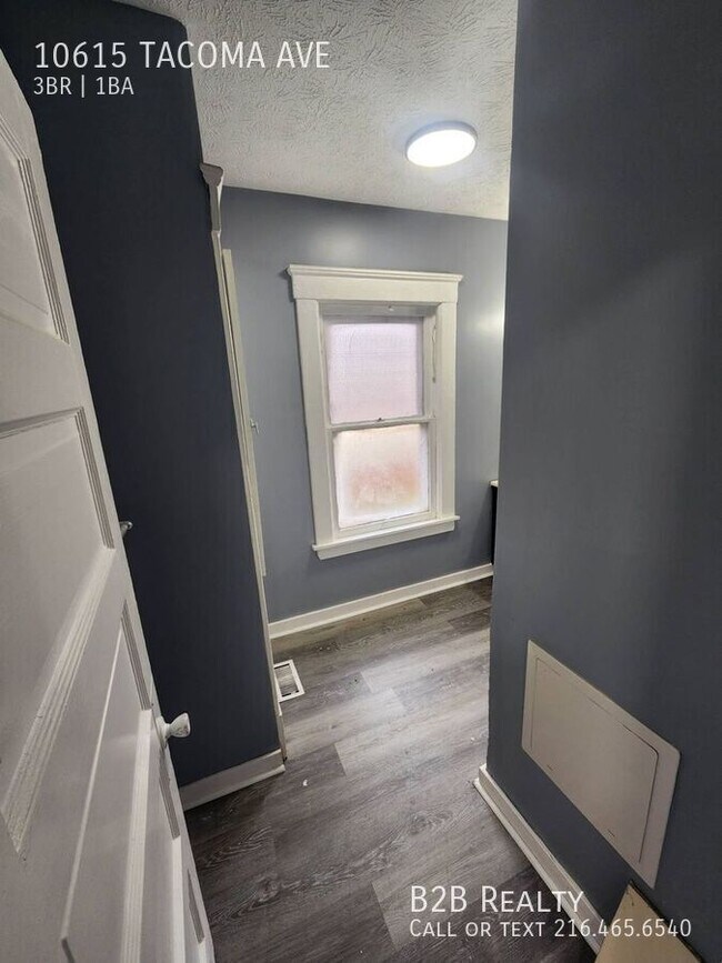 Building Photo - 10615 Tacoma Ave