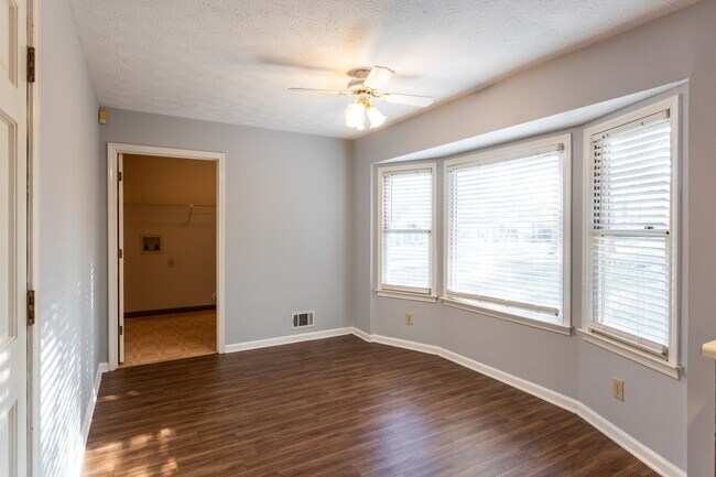 Building Photo - 3301 Sams Way SE