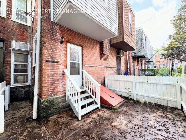 Building Photo - 521 S Conestoga St