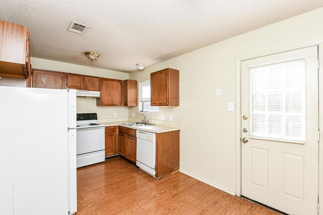 Building Photo - 5919 Shadydell Dr