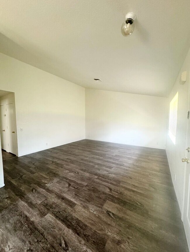 Building Photo - MA346