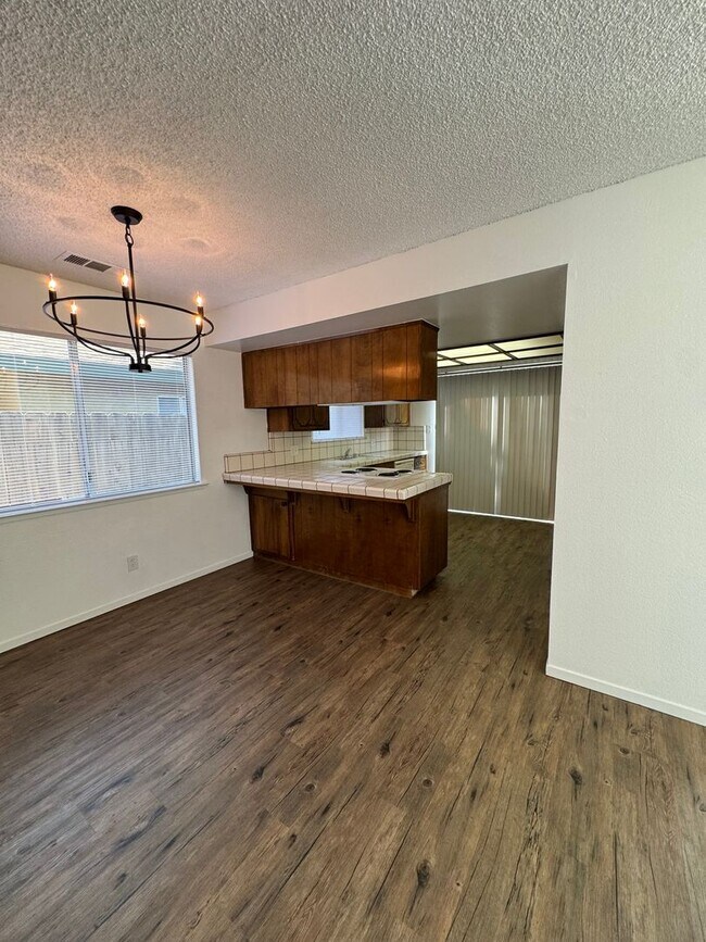 Building Photo - 3951