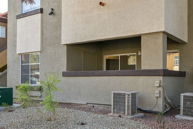 Building Photo - Guard Gated!!! Community Pool, Spa!!! Fitn...
